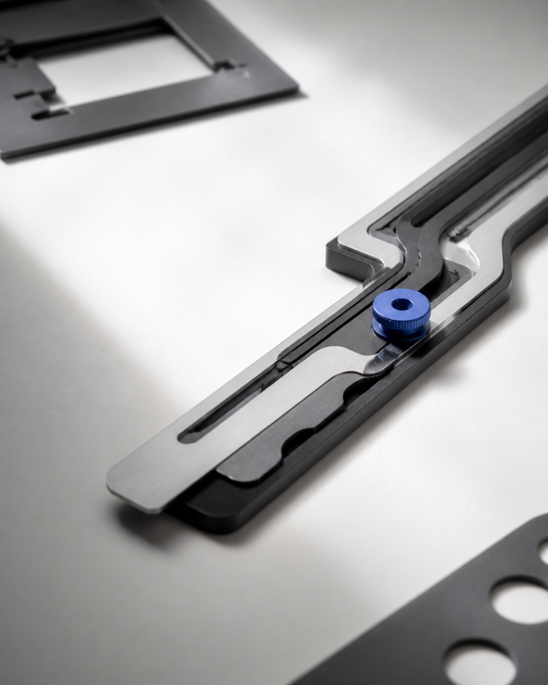 Piezas de ingeniería alineadas alrededor de un único punto azul